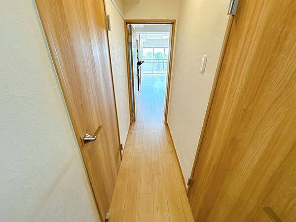 【リフォーム済】廊下になります。壁、天井のクロスは張替え、建具は交換しています。