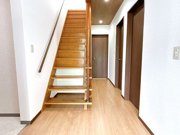 【リフォーム済】1階廊下はクロス張り、フロア張り、建具・照明器具交換を行いました。階段には手すりを設置しましたので安心ですね。