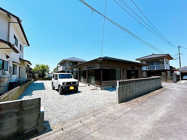 【リフォーム済】お庭の写真です。庭木伐採拡張工事を行い、縦列で4台駐車可能になります。