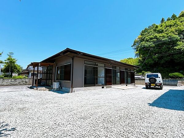 【リフォーム済】外観別角度の写真です。外壁屋根塗装を行いました。茶色系の外壁なので落ち着いた印象を与えてくれますね。