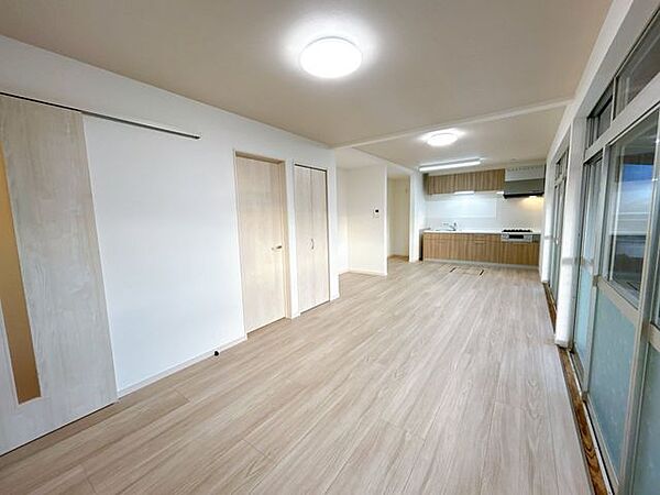 【リフォーム済】13.5帖リビングです。キッチン交換、フロア張り、クロス張り、建具交換、照明器具交換、火災警報器設置を行いました。南側に窓があるので暖かくて明るい空間で家族団らんが楽しめます。