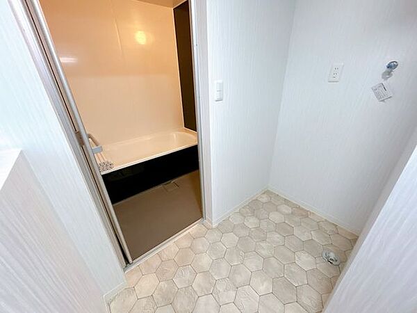 【リフォーム済】2帖の洗面脱衣所の写真です。クッションフロア張り、クロス張り、建具・洗面化粧台・照明器具交換を行いました。