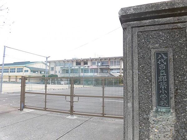 【周辺環境・小学校】八代市立郡築小学校まで約3100ｍ（徒歩で約39分）です。徒歩圏内に小学校があると、安心してお子様を通学させることができますね。