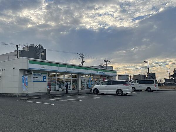 【周辺環境・コンビニ】ファミリーマート八代港町店様まで約1400ｍ（徒歩で約11分、車で約3分）です。ちょっとした買い物のときに近くにコンビニがあると嬉しいですよね。