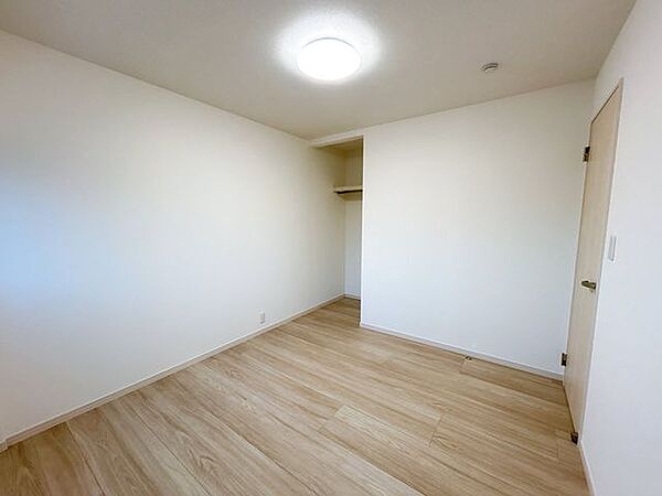 【リフォーム済】北西側5.25帖洋室はフロア張り、クロス張り、建具交換、火災警報器設置、照明器具交換などを行います。