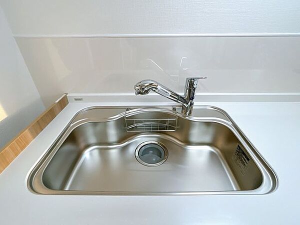 【リフォーム済】新品交換予定のキッチンのシンクはサビにくく熱に強いステンレス製です。水はねの音を抑える静音設計で、従来よりもさらに水音が静かになっています。
