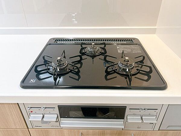 【リフォーム済】新品交換予定のキッチンは3口コンロで同時調理が可能。大きなお鍋を置いても困らない広さです。お手入れ簡単なコンロなのでうっかり吹きこぼしてもお掃除ラクラクです。