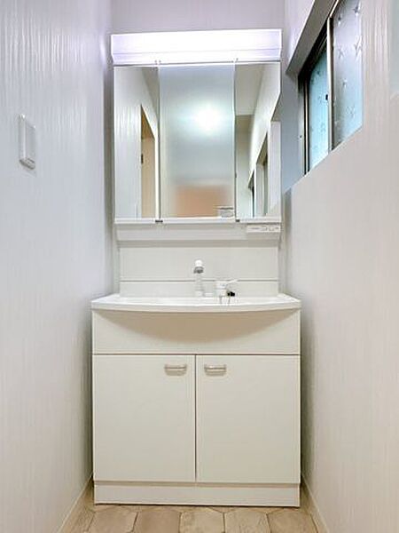 【リフォーム済】洗面化粧台はパナソニックAWE製の新品に交換します。間口75cmの大型の洗面ボウルは洗顔・洗髪はもちろん、つけ置き洗いにも使えます。コンセント付きです。
