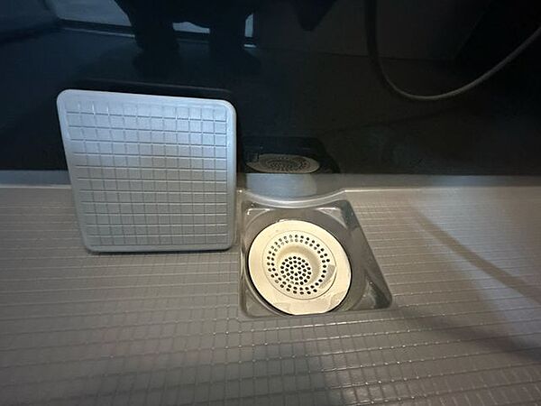 【リフォーム済】新品交換するユニットバスの排水口は、流れる水の力だけで髪の毛をキレイにまとめてくれ、簡単に捨てられるのでお掃除がラクにできます。