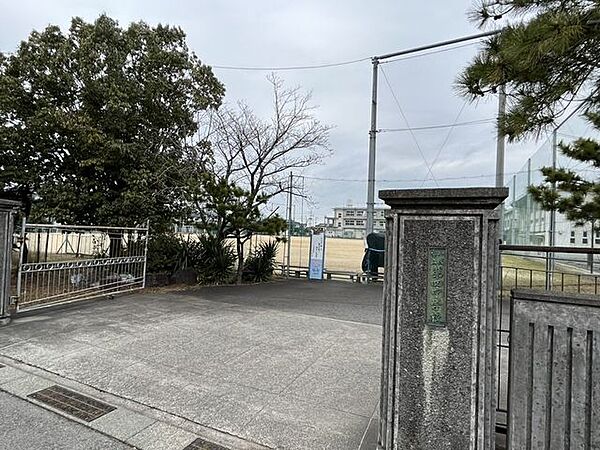 【周辺環境・中学校】八代市立第四中学校まで約2600ｍ（徒歩で約36分、自転車で約13分）です。少し長い距離ですが、成長期にしっかり運動、歩くことで健康的になりますね。