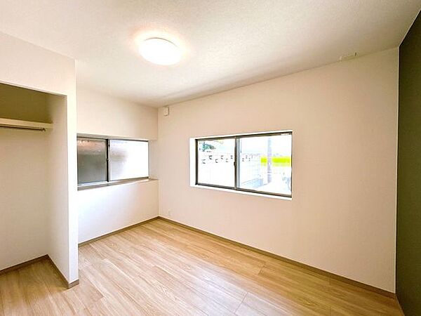 【リフォーム済】南東側5.5帖洋室の写真です。オープンクローゼット新設・フロア上張り・クロス張替・火災報知器設置を行いました。
