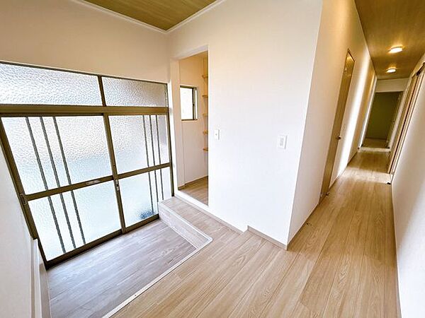 【リフォーム済】玄関内部の写真です。右手に見える壁を一部解体してシューズクロークを設置しました。