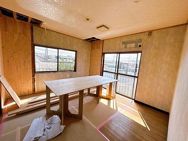 【3/20撮影・リフォーム中】2階南側7帖洋室の写真です。フロアワックスがけ、クロス張変え、照明器具交換を行います。