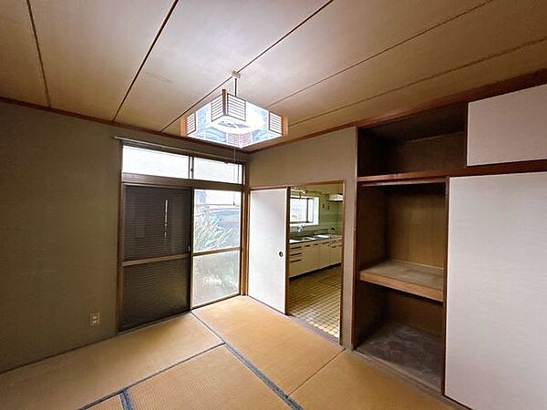 【リフォーム前】1階西側6畳和室の写真です。間取り変更を行い、約7帖洋室に生まれ変わります。フロア張替、クロス張替、照明器具・火災報知器設置、オープンクローゼット新設を行う予定です。※企画は変更にな…