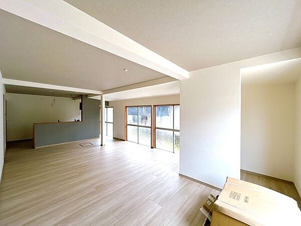 【8/9撮影・リフォーム中】南側21帖リビングの写真です。