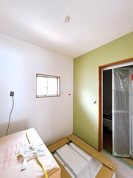 【8/9撮影・リフォーム中】洗面脱衣所の写真です。洗面化粧台、建具、照明器具、天井・壁クロス交換を行います。床のクッションフロアは、傷がつきにくく、防水性が高いです。