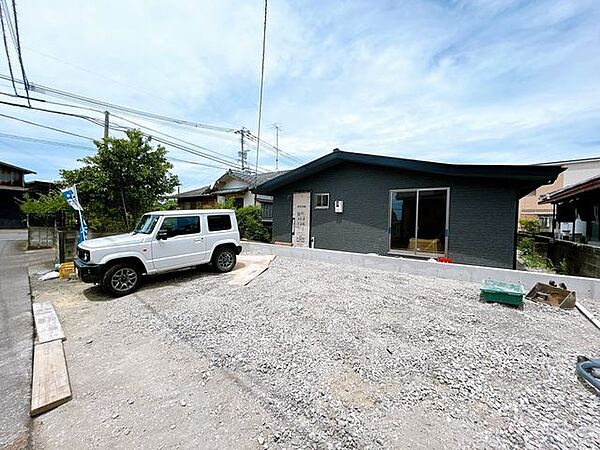 【8/9撮影・リフォーム中】外観の写真です。外壁塗装、屋根は洗浄を行います。