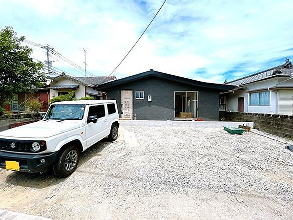 【8/9撮影・リフォーム中】駐車場の写真です。駐車場拡張工事を行い、並列3台駐車可能となる予定です。