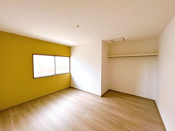 【8/9撮影・リフォーム中】南西側9帖洋室の写真です。間取り変更し南西側6帖洋室へと生まれ変わります。