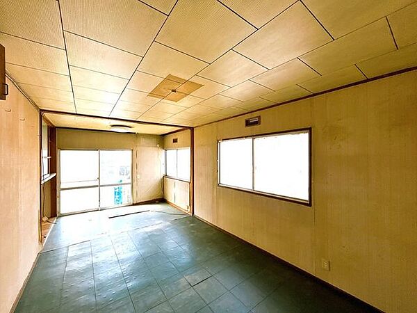 【3/28撮影・リフォーム前】西側9帖洋室の写真です。