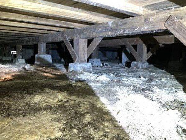中古住宅の3大リスクである、雨漏り、主要構造部分の欠陥や腐食、給排水管の漏水や故障を2年間保証します。その前提で床下まで確認の上でリフォームし、シロアリの被害調査と防除工事もおこないます。