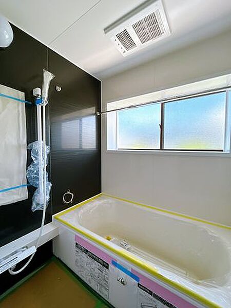 【リフォーム中】浴室はハウステック製のユニットバスに新品交換しました。広さは約1坪タイプのものとなっております。足を伸ばして1日の疲れをゆっくりとることができますよ。