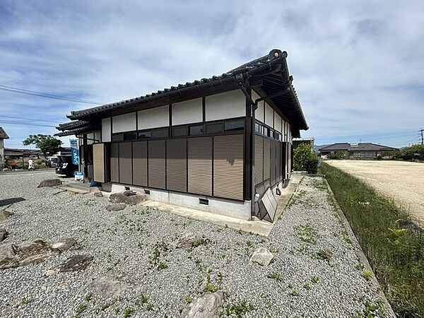 【6/21撮影・リフォーム中】外観写真です。外壁の木部分の塗装を行う予定です。