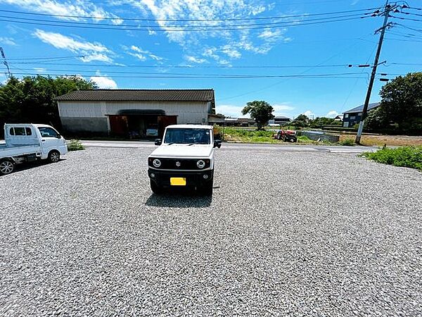【6/28撮影・リフォーム中】駐車場の写真です。駐車場拡張工事を行い、約10台駐車可能となりました。来客があっても安心ですね。