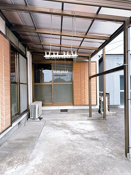 【現況販売中】南向きの物干しスペース付き。洗濯物やお布団をたっぷり干せる、家事に嬉しい空間です。