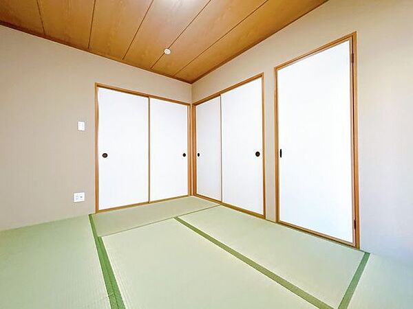 【リフォーム済】北西側6畳の和室写真です。畳の表替え、襖の張替えを行いました。イグサの香りに癒される、居心地の良いお部屋に仕上がりました。