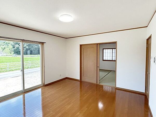 【リフォーム済】リビング写真。クロスの張替え、照明の新調、床はワックスがけを行いました。