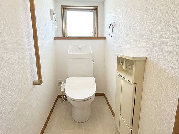 【リフォーム済】トイレは、便器・便座新品交換、クロス張替え、クッションフロアーの張替えを行いました。