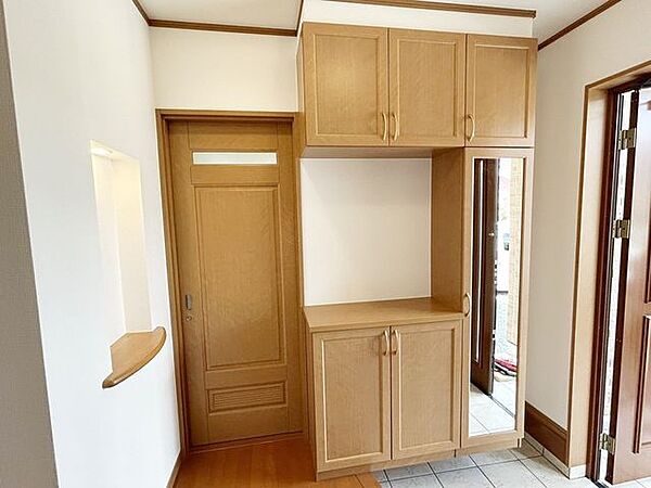 【リフォーム済】玄関内部写真です。クロス張替え、照明の新品交換いたしました。