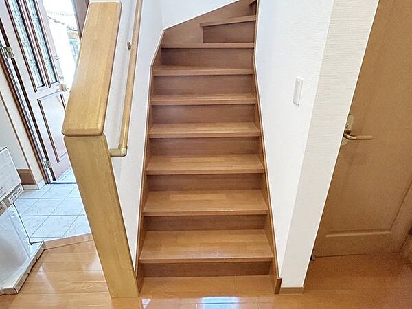 【リフォーム済】階段写真。クロス張替え、照明新品交換、ワックスがけを行いました。
