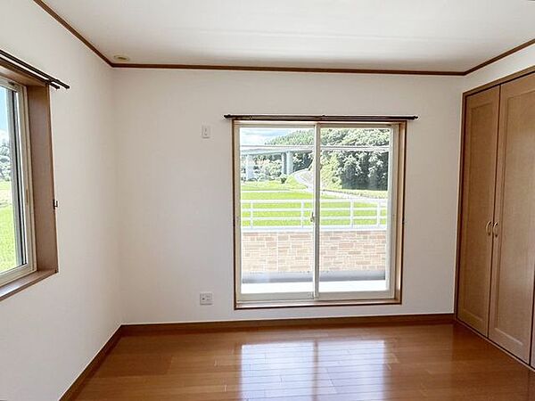 【リフォーム済】2階洋室は、クロス張替え、照明新品交換済です。床はワックス仕上げを行いました。
