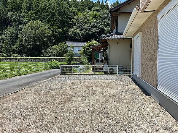 【リフォーム済】南側のお庭の写真です。倉庫の撤去と除草を行いました。