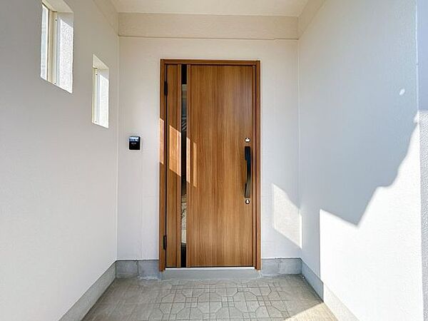 【リフォーム済】玄関外部からの写真です。玄関サッシも新品の物に交換いたしました。玄関はお家の顔となる部分、お客様が最初に目にする場所だからこそ、第一印象が大切ですね。