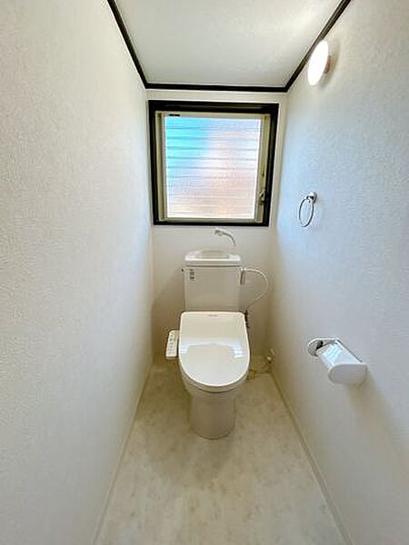 【リフォーム済】トイレももちろん新品交換済み。直接お肌に触れる部分なので、新品だと嬉しいですね。クロス、クッションフロア張替え、建具と照明を交換をいたしました。