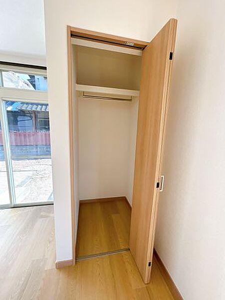 【リフォーム済】1階8帖洋室には2か所に分かれて収納がございます。