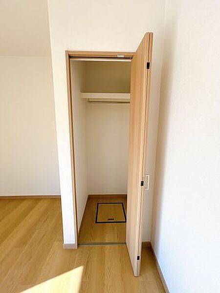 【リフォーム済】1階8帖洋室には2か所に分かれて収納がございます。