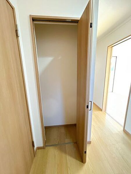 【リフォーム済】玄関廊下には収納がございます。