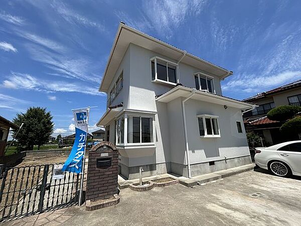 【リフォーム済】別角度からの外観写真です。外壁塗装を行いましたので明るい印象に生まれ変わりました。