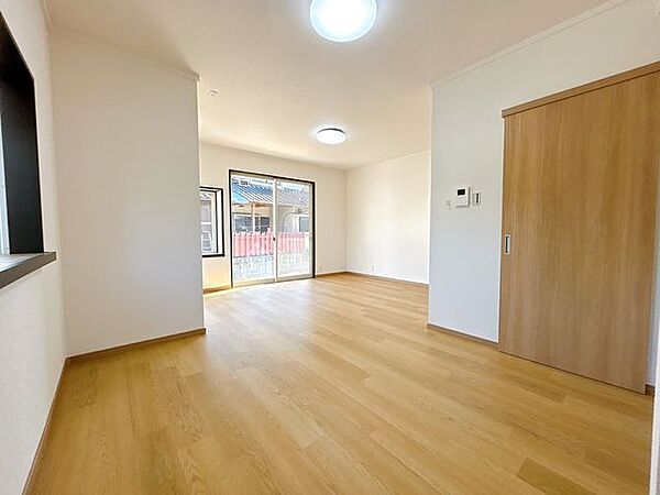 【リフォーム済】約4.5帖ほどのダイニング空間です。フロアタイル重張、クロス張替、建具交換を行いました。