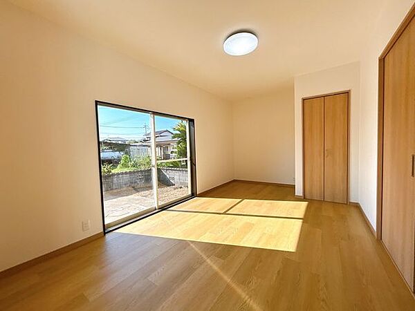 【リフォーム済】1階元6畳和室は8帖の洋室に間取り変更を行いました。若い方でも住みやすいように、リフォームして洋室を増やしています。