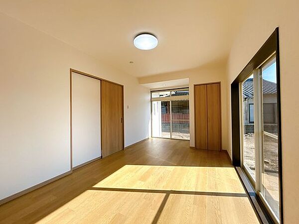 【リフォーム済】1階8帖洋室別角度からの写真です。