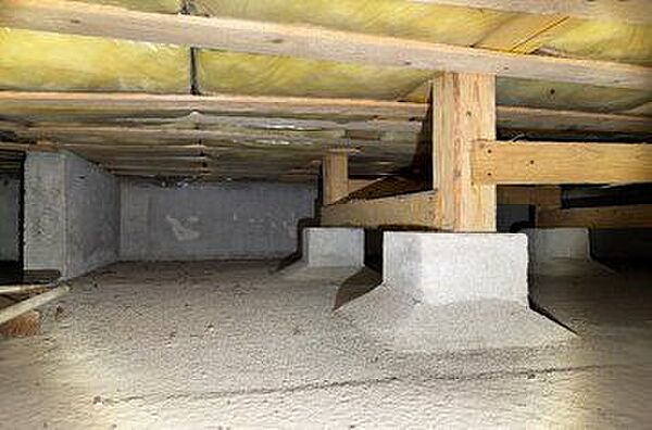 中古住宅の3大リスクである、雨漏り、主要構造部分の欠陥や腐食、給排水管の漏水や故障を2年間保証します。その前提で床下まで確認の上でリフォームし、シロアリの被害調査と防除工事もおこないます。