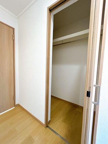 【リフォーム済】階段を上がりきったところには廊下に別途収納がございます。