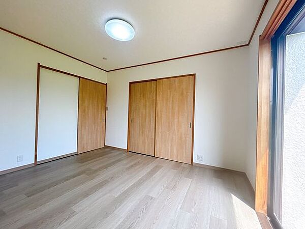 【リフォーム済】1階玄関横7帖洋室別角度からの写真です。