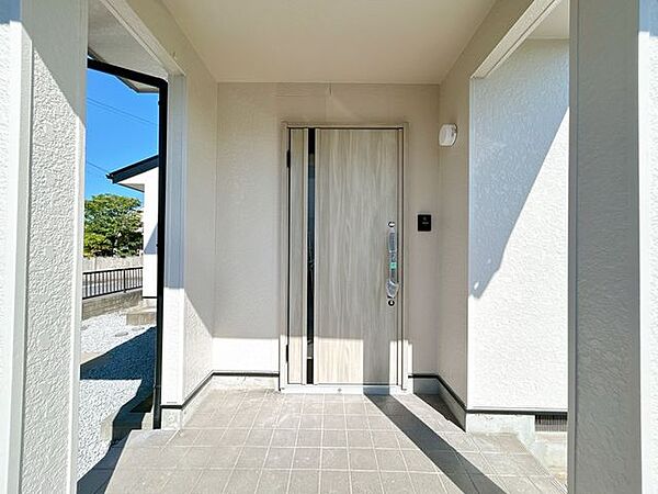 【リフォーム済】玄関ドアは新品の物に交換済みです。玄関はお家の顔となる部分、お客様が最初に目にする場所だからこそ、第一印象が大切ですね。
