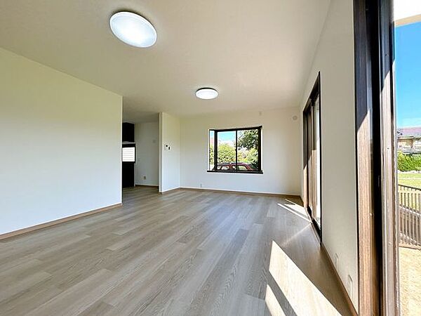 【リフォーム済】約12帖リビング別角度からの写真です。照明も新品のものに交換しております。
